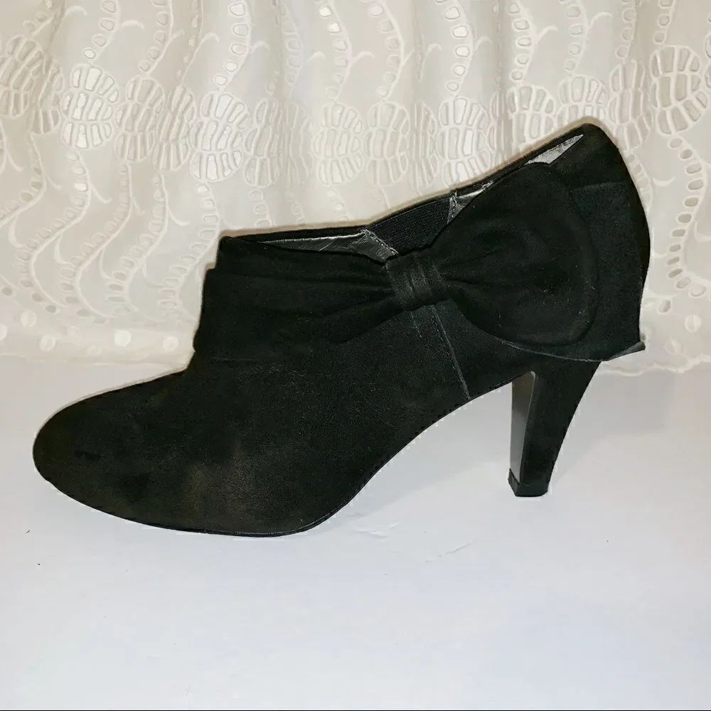 Tahari Greyson black suede high heel booties 7